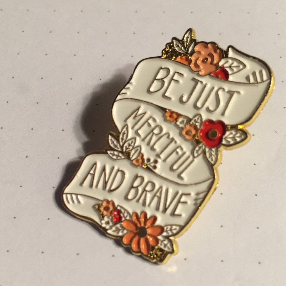 Chronicles of Narnia quote metal & enamel pin NIB - Picture 2 of 6